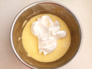 酸奶芝士蛋糕,再取1/2蛋白霜放入蛋白糊里面，快速翻拌均匀