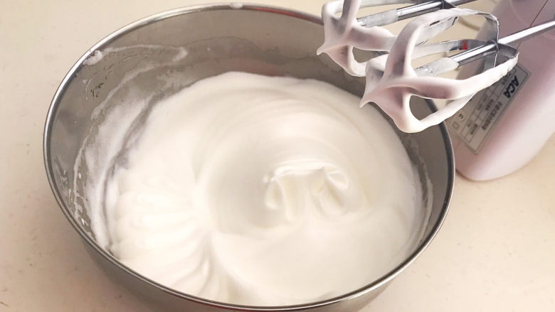 酸奶芝士蛋糕,打发如图所示，提起打蛋器是个小尖角即可