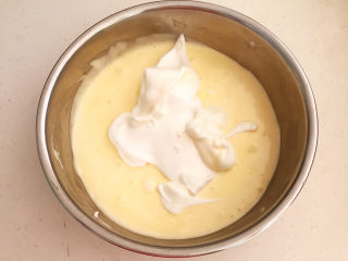 酸奶芝士蛋糕,最后加入所剩蛋白霜
