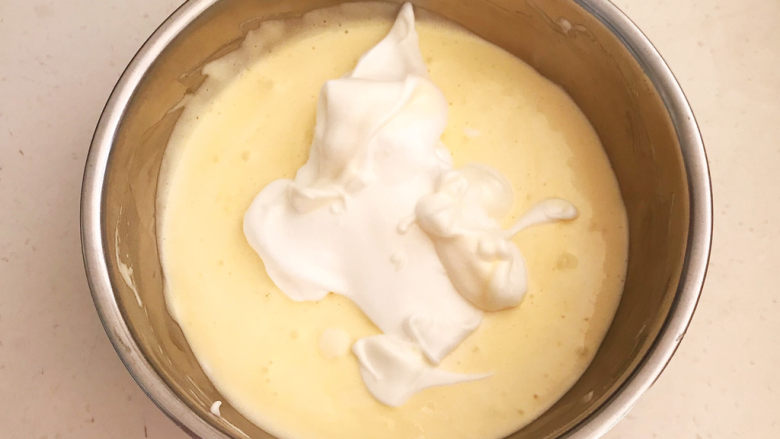 酸奶芝士蛋糕,最后加入所剩蛋白霜