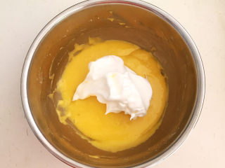 酸奶芝士蛋糕,取1/3蛋白霜放入蛋黄糊里面，快速翻拌均匀