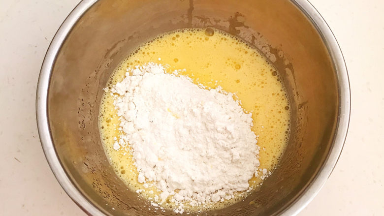 酸奶芝士蛋糕,筛入低筋面粉，加入芝士粉（不需要过筛）