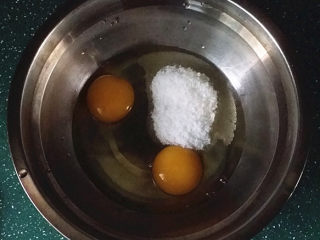 香脆蛋卷,盆中放入鸡蛋和白砂糖，用打蛋器搅拌均匀