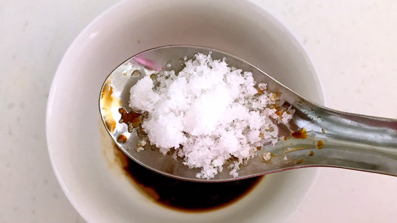  糖醋焦熘豆腐,加入精盐