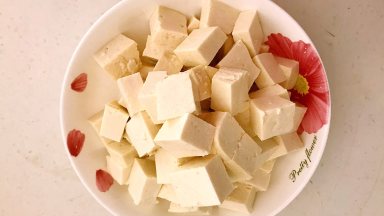  糖醋焦熘豆腐,把北豆腐切成小块