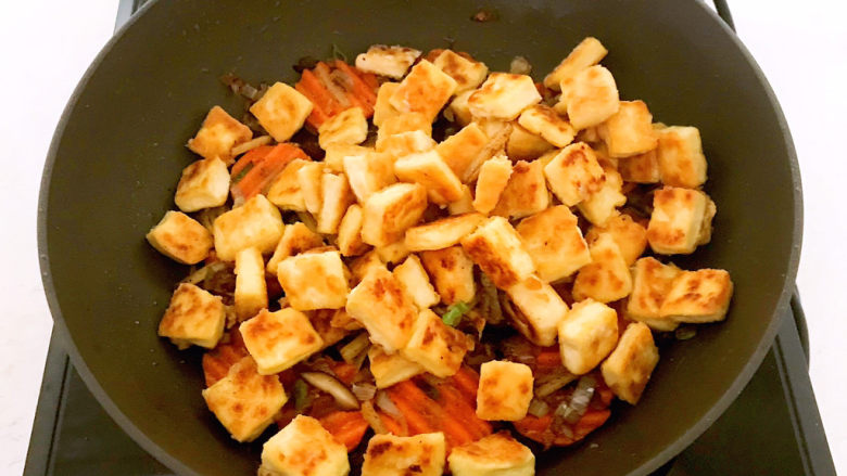  糖醋焦熘豆腐,加入煎好的豆腐，翻炒均匀