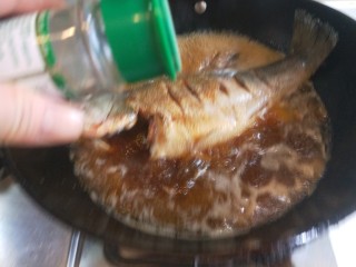 酱焖黄花鱼,加入适量胡椒粉去腥。