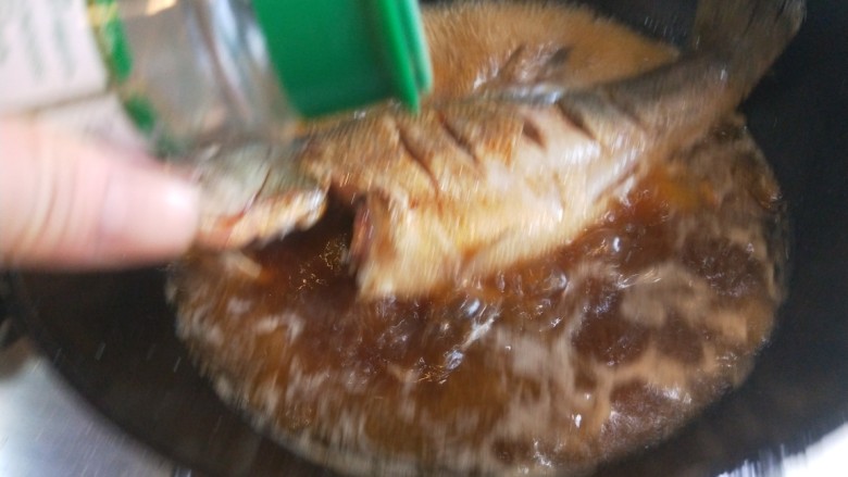 酱焖黄花鱼,加入适量胡椒粉去腥。
