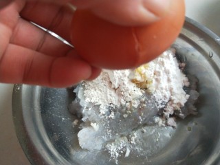 炸虾球,加入一个蛋青，一勺淀粉，葱姜末，我加了海鲜炸料分，不用加盐了。
