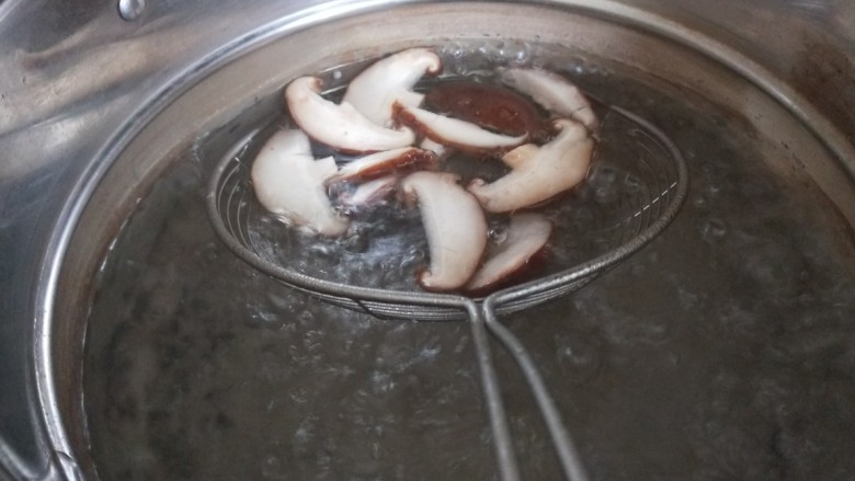 香菇虾仁饺子,焯一下水。