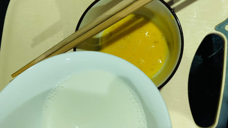 鸡蛋牛奶布丁,将融化好白砂糖的牛奶加入蛋液中