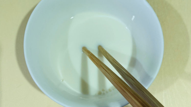 鸡蛋牛奶布丁,把装有白砂糖牛奶的碗放入微波炉小火加热20秒，刚好温热，取出后搅拌，白砂糖即可融化。