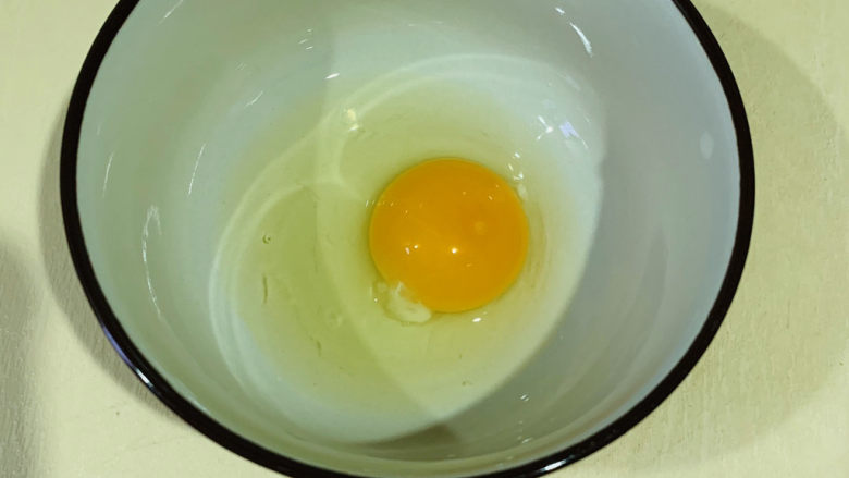 鸡蛋牛奶布丁,<a style='color:red;display:inline-block;' href='/shicai/ 60780'>土鸡蛋</a>打入碗，在加热牛奶时就可以打鸡蛋了