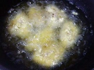 香酥炸鸡翅,锅中倒入适量油加热至油温7-8成热放入鸡翅开始炸