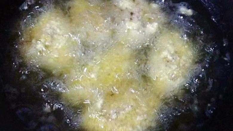 香酥炸鸡翅,锅中倒入适量油加热至油温7-8成热放入鸡翅开始炸