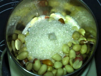 花生酥球,将花生米去皮和细砂糖一起放入料理机研磨杯