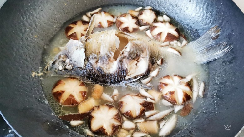 香菇鲫鱼汤,加入香菇