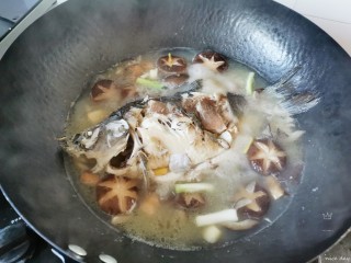 香菇鲫鱼汤,加入葱段，继续烧10分钟