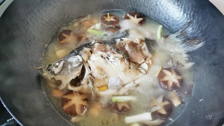 香菇鲫鱼汤,加入葱段，继续烧10分钟