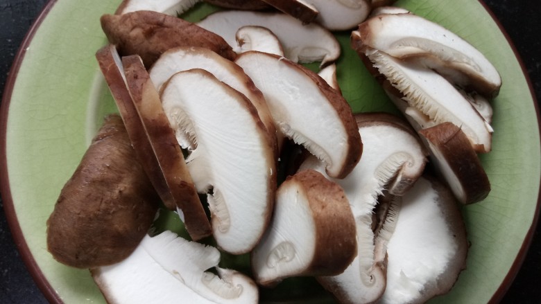 青菜炒香菇,香菇洗净切成均匀的薄片