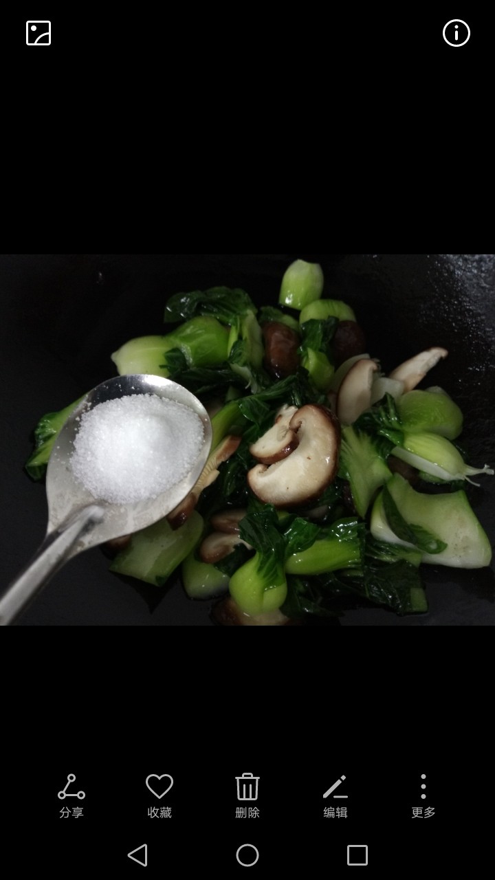 青菜炒香菇,加入一勺盐调味