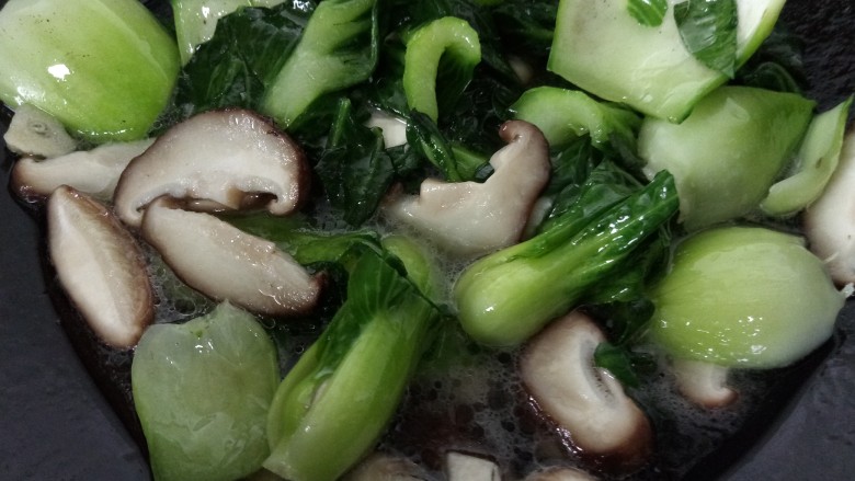 青菜炒香菇,加入一碗水将香菇青菜焖一会