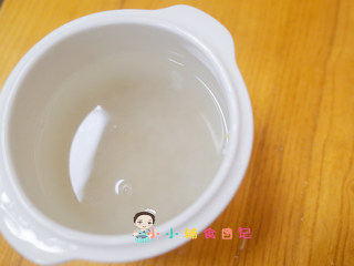 8个月以上胚芽米粥附各月龄水米比例,将米洗干净加入300g左右的水