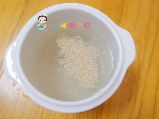 8个月以上胚芽米粥附各月龄水米比例,盖上盖子放在炖锅里