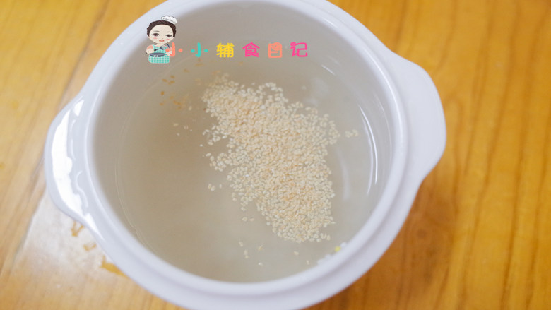 8个月以上胚芽米粥附各月龄水米比例,盖上盖子放在炖锅里