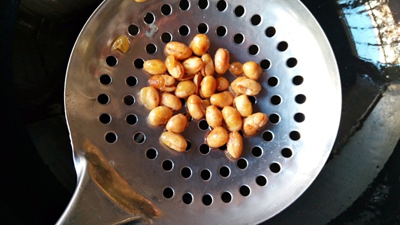 酸辣土豆粉,炸至黄豆酥脆后沥油捞出。
PS：花生和黄豆要用小小的火，慢慢的炸透，炸酥，要不然，没酥就先糊了。黄豆和花生要分开炸啊，熟的时间可是不一样的哦。