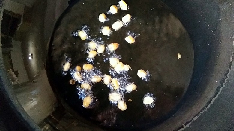 酸辣土豆粉,锅中适量的油烧至7-8成热下入黄豆油炸。
