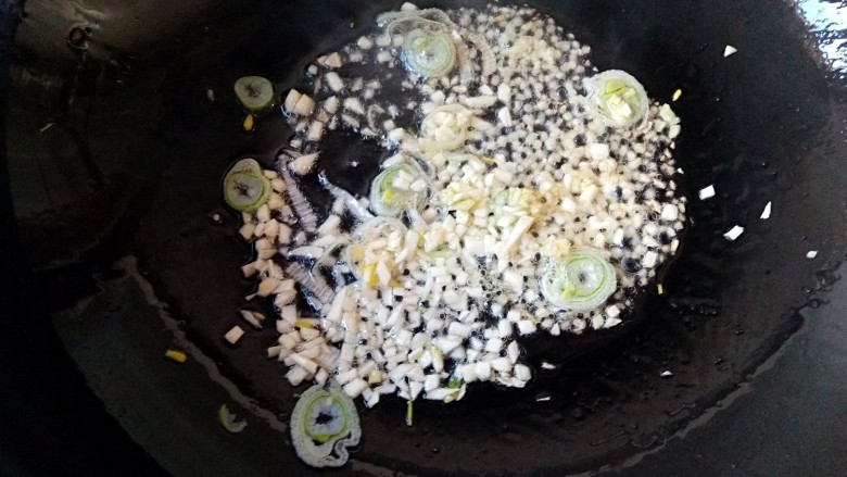 酸辣土豆粉,锅中留适量底油，下入葱姜蒜爆香。