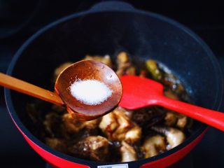 咖喱鸡肉土豆,根据个人口味，加入适量的盐调味。