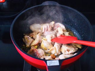 咖喱鸡肉土豆,加入鸡肉块，大火快速翻炒片刻。