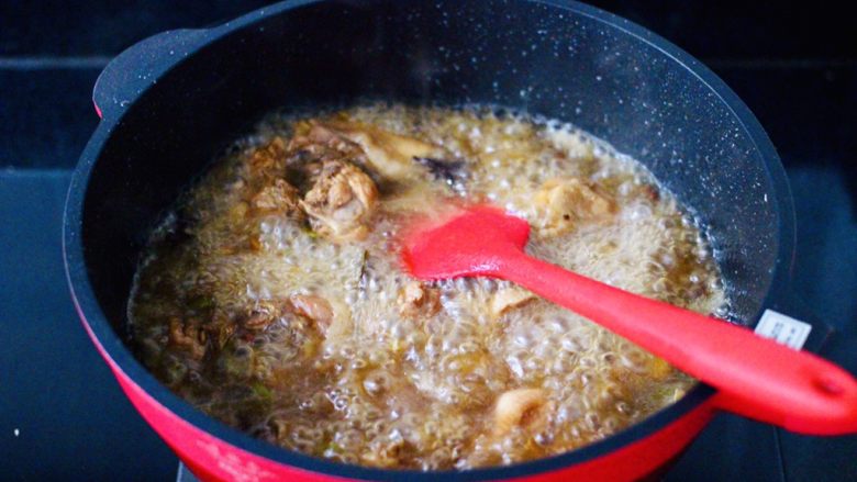 咖喱鸡肉土豆,看见锅中汤汁粘稠时。