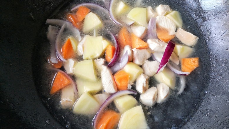 咖喱鸡肉土豆,然后加适量的清水，刚能没过蔬菜即可。