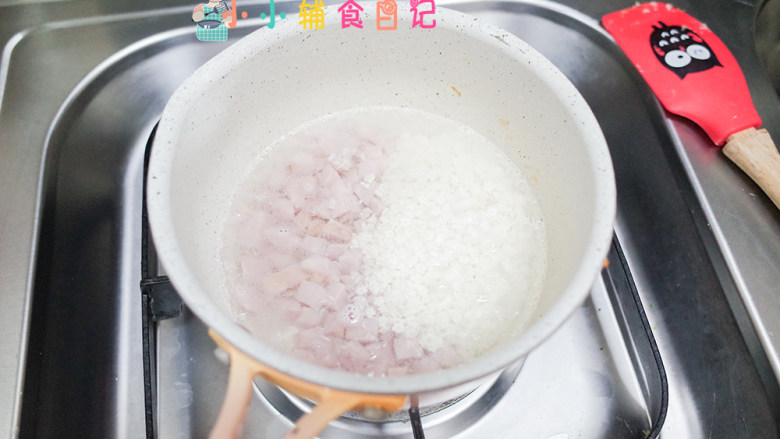 12个月以上香肠鳕鱼炒蛋粒粒面,锅里水煮开放入香肠跟粒粒面煮熟捞出