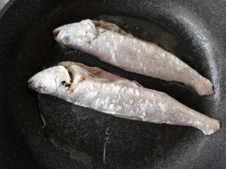 酱焖黄花鱼,将鱼入锅。