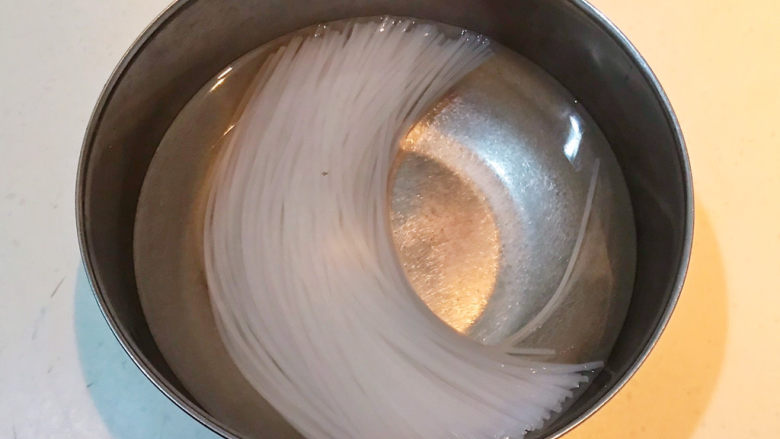 酸辣土豆粉,把土豆水晶粉丝用温水浸泡15分钟