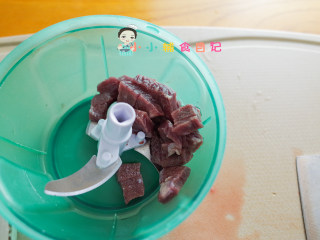 10个月以上牛肉蛋饺,一块牛肉取出来洗干净然后切成小块，再用机器或者刀剁成肉末