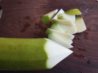 醋溜西葫芦,如图所示切滚刀块。