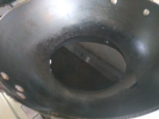 醋溜西葫芦,锅中倒入食用油烧热。