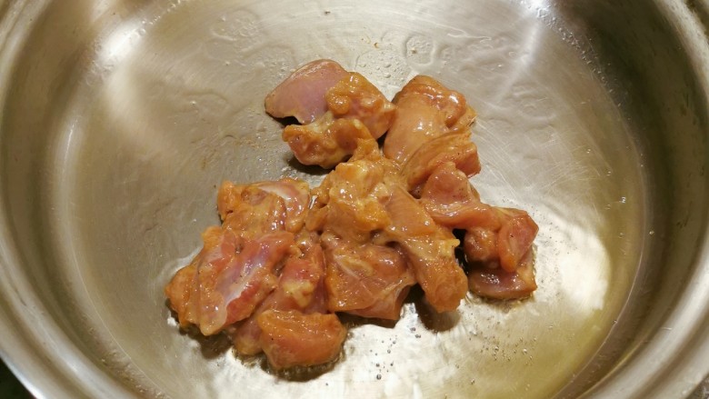 咖喱鸡肉土豆,起油锅 油热后放入腌好的鸡肉块  小火滑炒