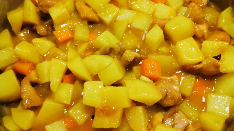 咖喱鸡肉土豆,煮至所有食材全部熟透  汤汁变得浓稠 
