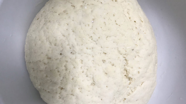 家庭馅饼,400克面粉加5克酵母粉，用温水揉成面团，等待发酵途中样子
