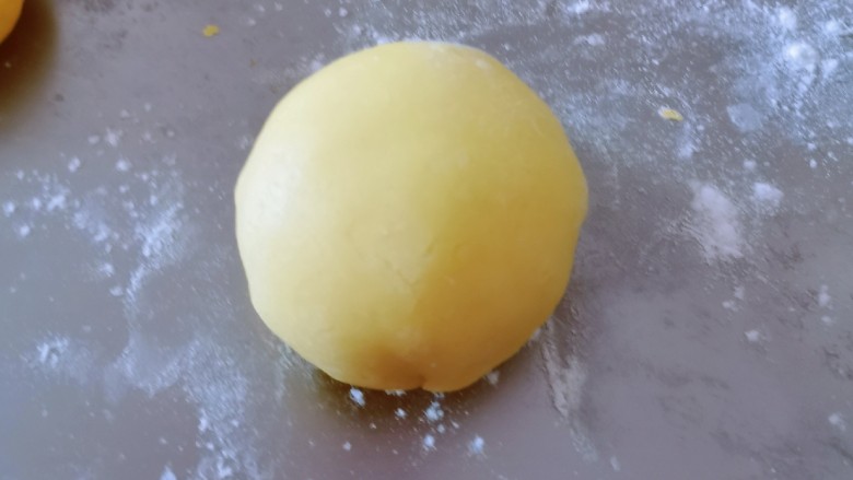 菠萝面包,酥皮边缘与面团底部边缘捏紧 翻面  酥皮光滑面朝上