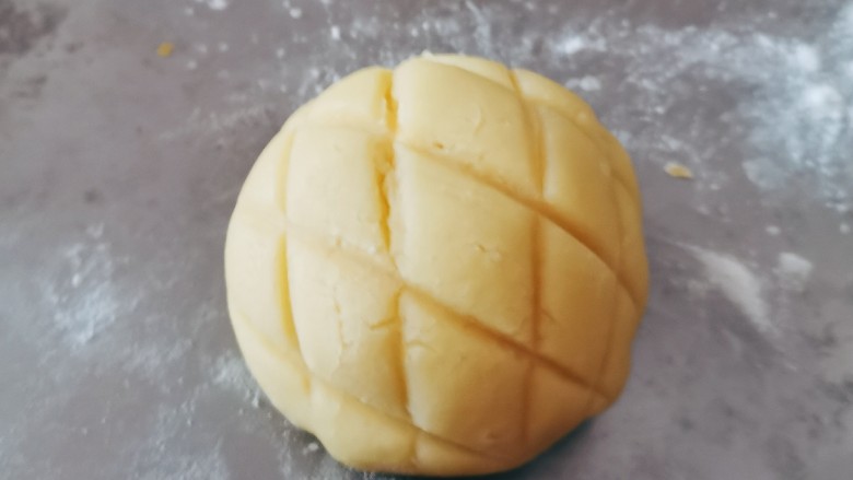 菠萝面包,用刮刀板划成菱形网格状