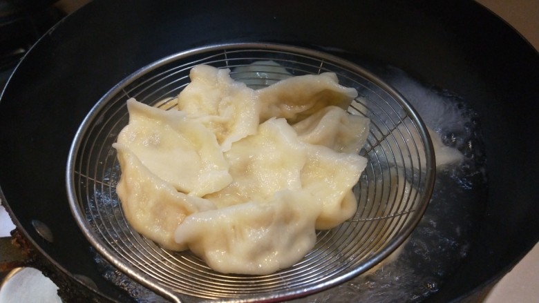 香菇虾仁饺子,出锅捞饺子。