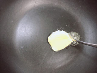 醋溜西葫芦,锅中放入一块黄油。