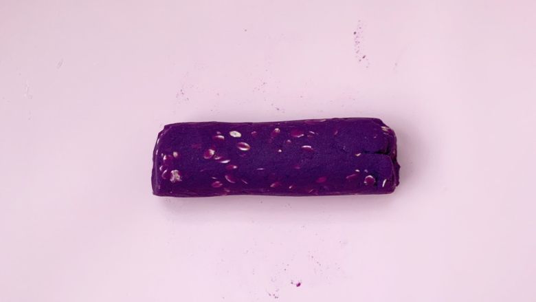 紫薯燕麦磨牙棒,在硅胶垫上先团成园柱形